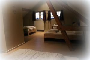 Ліжко або ліжка в номері Vakantiehuis De Lounge