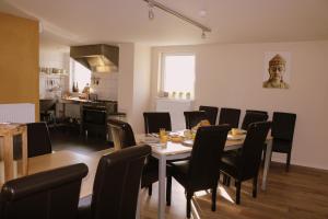 Reštaurácia alebo iné gastronomické zariadenie v ubytovaní Vakantiehuis De Lounge