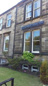 een bakstenen gebouw met een bord dat tak met huis hotel leest bij Edinburgh House Hotel in Edinburgh