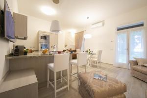 cocina y sala de estar con mesa y sillas en Lenno Giardinetto, en Lenno
