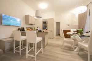 a kitchen and dining room with a table and chairs at Lenno Giardinetto in Lenno