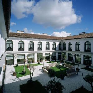 una vista exterior de un edificio con patio en Parador de Trujillo, en Trujillo