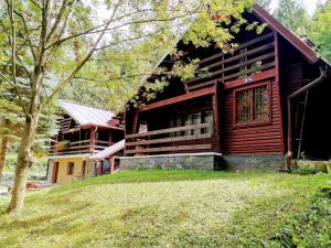 una gran casa de madera en una colina junto a un árbol en Chata ZEBRA en Ružomberok