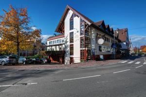 a building on the side of a street at Hotel zur Post in Weilheim an der Teck