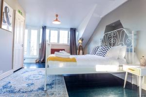 Een bed of bedden in een kamer bij The River Cam Place - Enchanting 6BDR Home next to River Cam