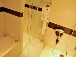 Ένα μπάνιο στο Airport Hotel Basel - Convenient & Friendly