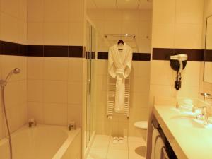 Ένα μπάνιο στο Airport Hotel Basel - Convenient & Friendly