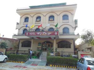 un edificio de hotel con un cartel delante en Hotel Taj Plaza, VIP Road, Agra, en Agra