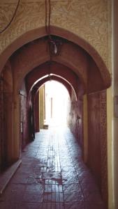 an alley way with an archway in a building at Maison Saadia in Rabat