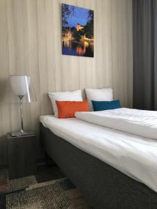 Postel nebo postele na pokoji v ubytování ArenaHotellet i Uppsala