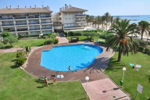 una foto di una piscina in un resort di Magica Planet Costa Dorada a Cambrils