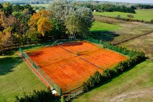 an overhead view of a tennis court at Hotel Villa Majur in Subotica