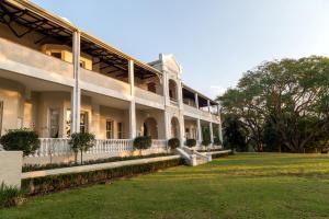 un gran edificio blanco con un patio de césped en Kearsney Manor en Stanger