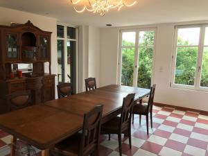 een eetkamer met een houten tafel en stoelen bij Schloss Suggenstein in Sigmaringen