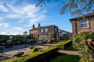 uma vista para a casa a partir do jardim em The Gretna Chase Hotel em Gretna