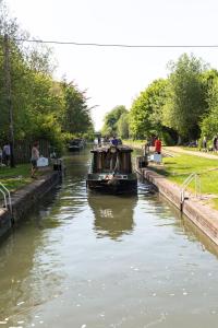 um barco está a viajar por um canal em The Dundas Arms em Kintbury