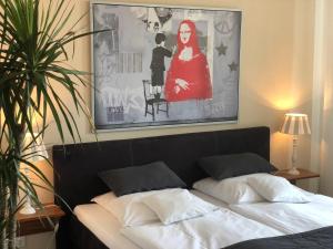1 dormitorio con 1 cama y una pintura en la pared en Hotel SchlossStuben, en Nordkirchen
