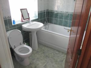 ブロッケンハーストにあるHops Annexのバスルーム(トイレ、洗面台、バスタブ付)