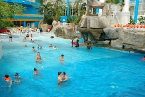 a group of people in a pool at a water park at les rainettes in Grand-Halleux
