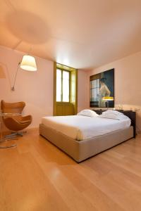 Postel nebo postele na pokoji v ubytování Petronilla - Hotel In Bergamo