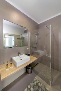 uma casa de banho com um lavatório e um espelho em Hotel & Hostel Letov em Praga