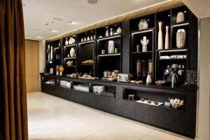 uma sala com prateleiras pretas com vasos em Mercure Paris 17 Batignolles em Paris