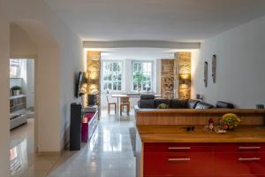 een keuken en een woonkamer met een bank en een tafel bij Villa am Park Apartment in Dresden