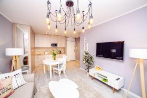 Televízia a/alebo spoločenská miestnosť v ubytovaní Apartamenty Bliżej Morza