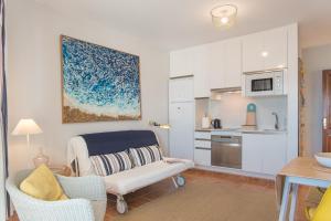 ein Wohnzimmer mit einem Sofa und einer Küche in der Unterkunft Modern home with Ocean View in Arrieta