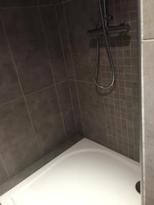 La salle de bains est pourvue d'une douche avec un pommeau de douche. dans l'établissement Maison priveé, à Wimille