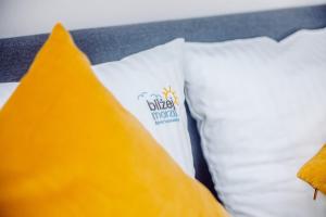 Posteľ alebo postele v izbe v ubytovaní Apartamenty Bliżej Morza