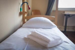 Cama ou camas em um quarto em acama Hotel & Hostel Kreuzberg