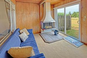 een woonkamer met een blauwe bank en een open haard bij Shine On Condo in Ocean Shores