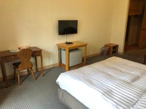 Een bed of bedden in een kamer bij Fu Kang Hotel