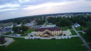 - une vue aérienne sur un grand bâtiment dans un parc dans l'établissement Countryview Inn & Suites, à Robinson