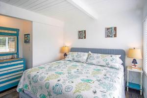 - une chambre avec un lit et une couette bleue et blanche dans l'établissement Blue Skys Condo, à Ocean Shores