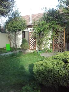 a yard with a house with a fence at Hold-on apartman in Gyula