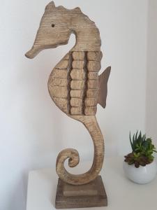 statua di legno di un cavalluccio marino su un tavolo di LA TERRAZZA DELL^IPPOCAMPO #Seaview apartment a Ischia