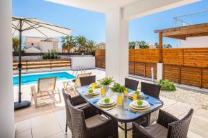 Bazén v ubytování Villa White Moonflower nebo v jeho okolí