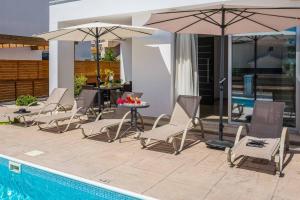 Bazén v ubytování Villa White Moonflower nebo v jeho okolí