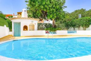 una piscina frente a una casa en Villa Torcato en Albufeira