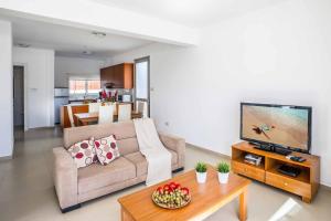 TV a/nebo společenská místnost v ubytování Villa White Moonflower