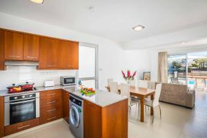 Kuchyň nebo kuchyňský kout v ubytování Villa White Moonflower