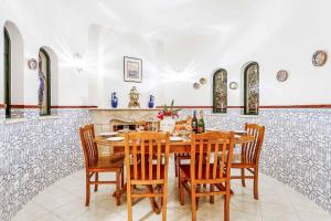 comedor con mesa y sillas en Villa Torcato en Albufeira