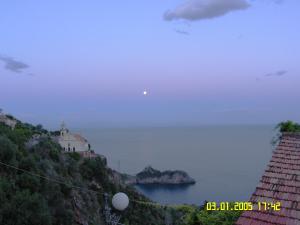 - une vue sur la côte amalfi avec une église sur une colline dans l'établissement Locanda Degli Agrumi, à Conca dei Marini