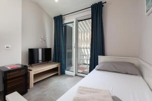 En eller flere senger på et rom på SUBTUB Hostel Makarska
