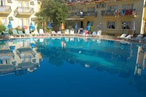 Bazén v ubytování Metin Hotel nebo v jeho okolí