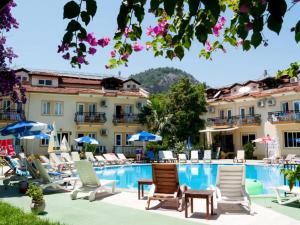 Bazén v ubytování Metin Hotel nebo v jeho okolí