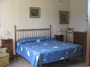 Uma cama ou camas num quarto em Freddy Holiday House
