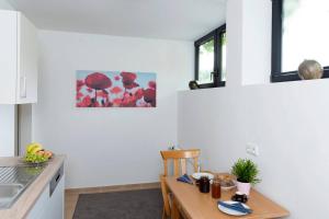 Ober-Hambach的住宿－Bergblick Appartement，厨房配有木桌和台面